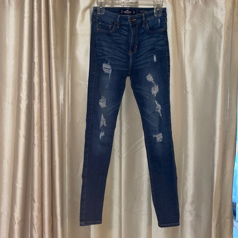 High rise ripped jeans in great condition!!!